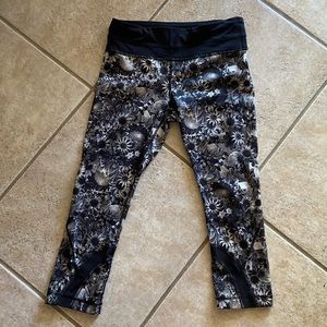 Women’s Lululemon crop leggings …